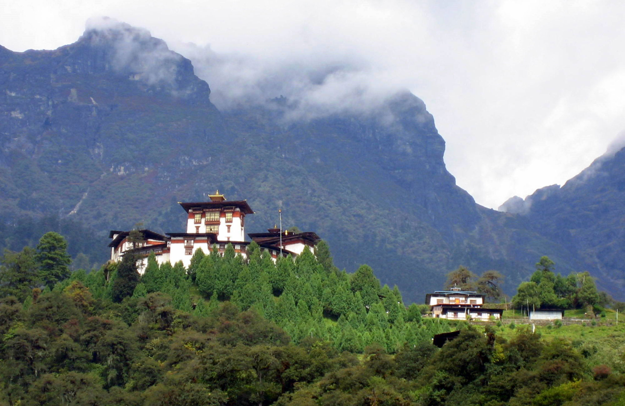 Бутан и воздух. Бутан Гималаи. Бутан горы. Тропа Лайя-Гаса бутан. Парк черные горы в бутане.